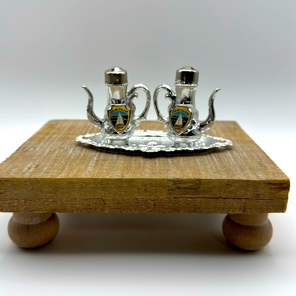 Vintage Popular Destination Coeur D'Alene, Idaho‎ Salt and Pepper Shakers w/Tray